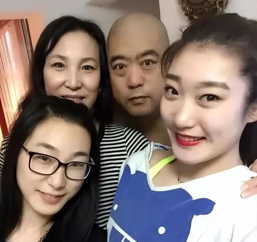 女篮一姐是小三？出轨渣男系前国家队领队，抛妻弃子拒付抚养费…