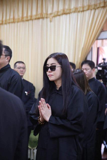 3个亦雌亦雄的大美女，一个46岁自杀，一个不婚不育，一个嫁富商