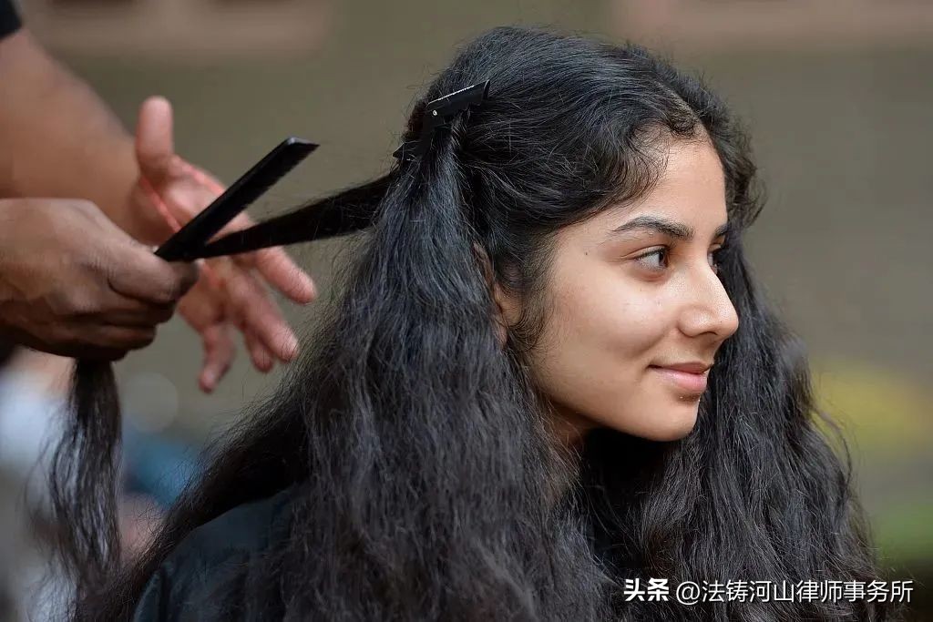 女子被理发店“剪坏”刘海后崩溃报警，理发店需承担什么责任？