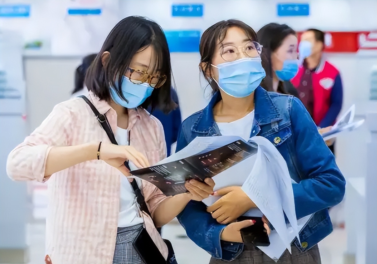 毕业生入职中国*草烟**，晒出工资条惹人羡慕，公积金太“秀”了