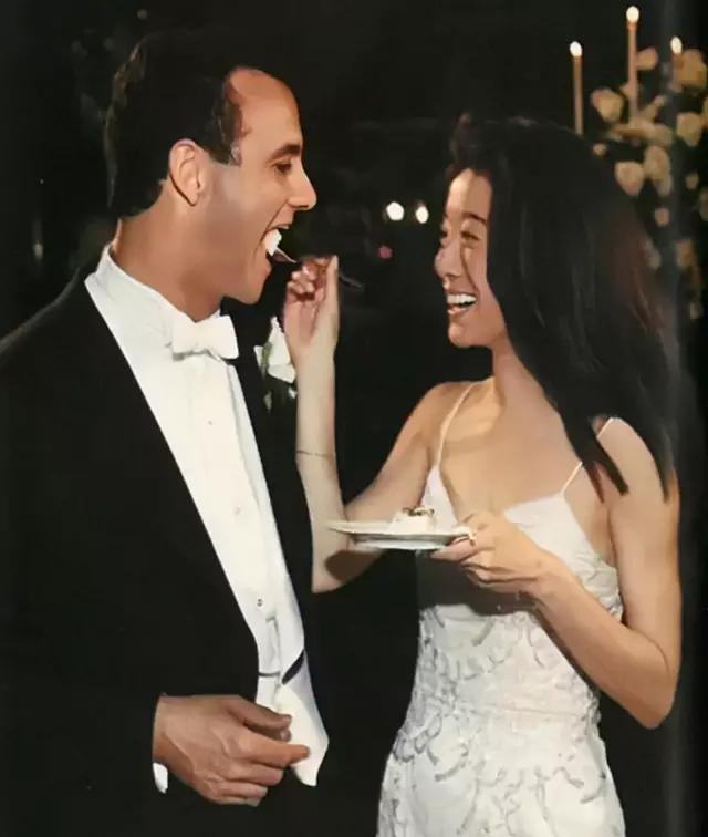 “时尚魔女”王薇薇：63岁离婚，与27岁小鲜肉热恋，她活成了女王