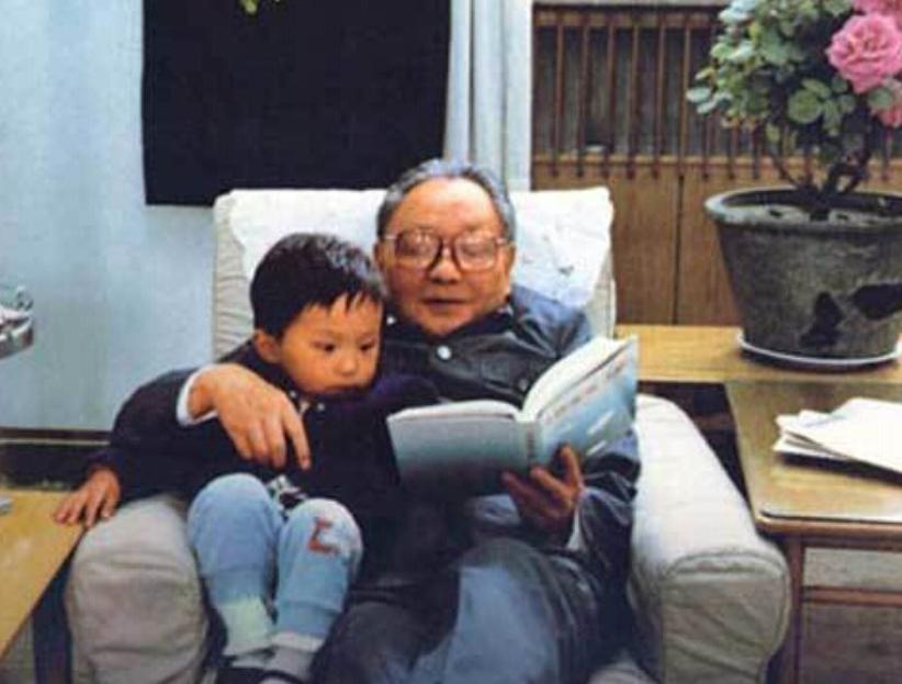 伟人与香烟：毛*东泽**吸百家烟，*小平邓**吸烟被递条，为戒烟吃花生