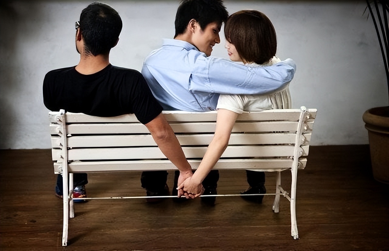 女人怀孕天天去酒吧喝酒,女怀孕在酒吧抽烟喝酒