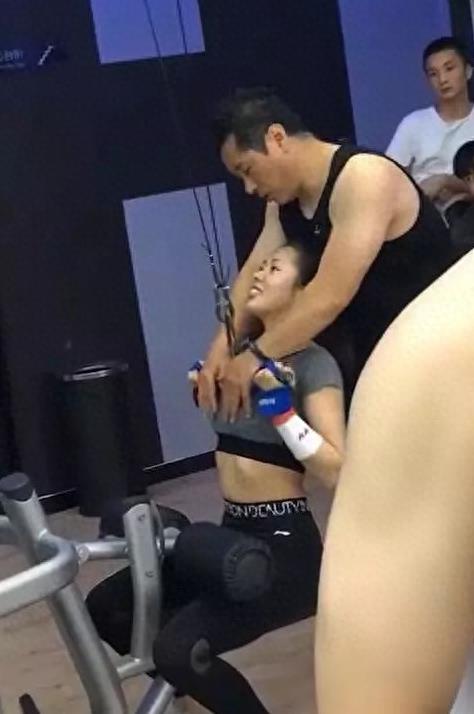 *拍偷**意淫女学员，教练为看*处私**剪开女学员档部，健身乱象何时休