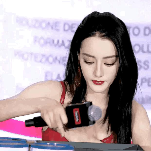 迪丽热巴穿深v抹胸礼服,迪丽热巴穿深v礼服被拍照