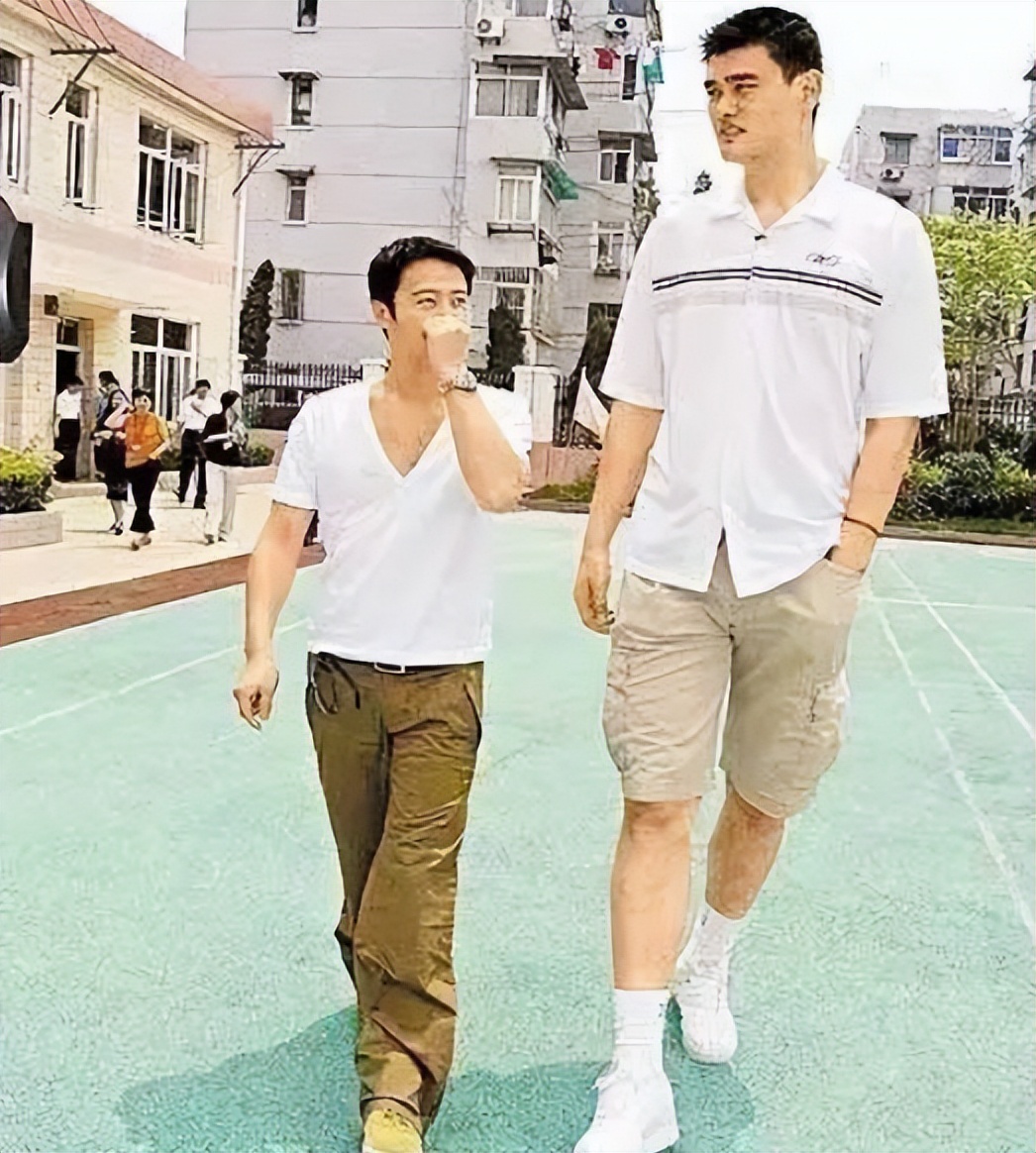 姚明在机场做核酸，12岁女儿比医护人员高出一头，或超180cm