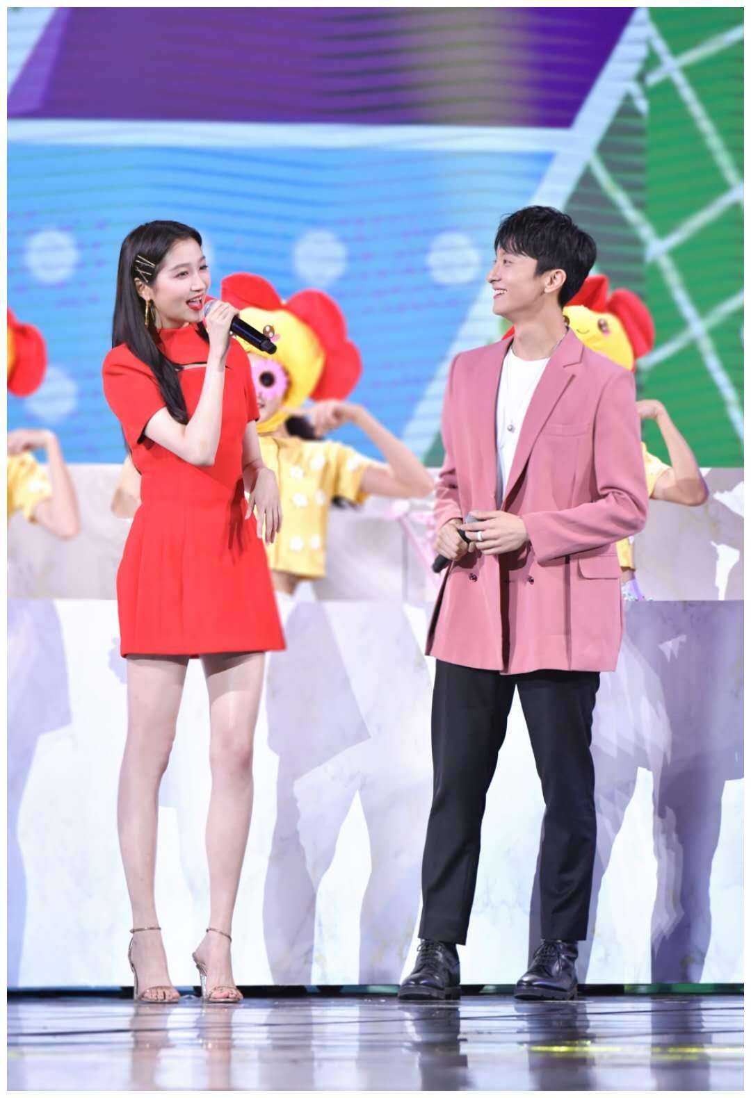 千万粉丝大网红公开恋情,千万粉丝男星