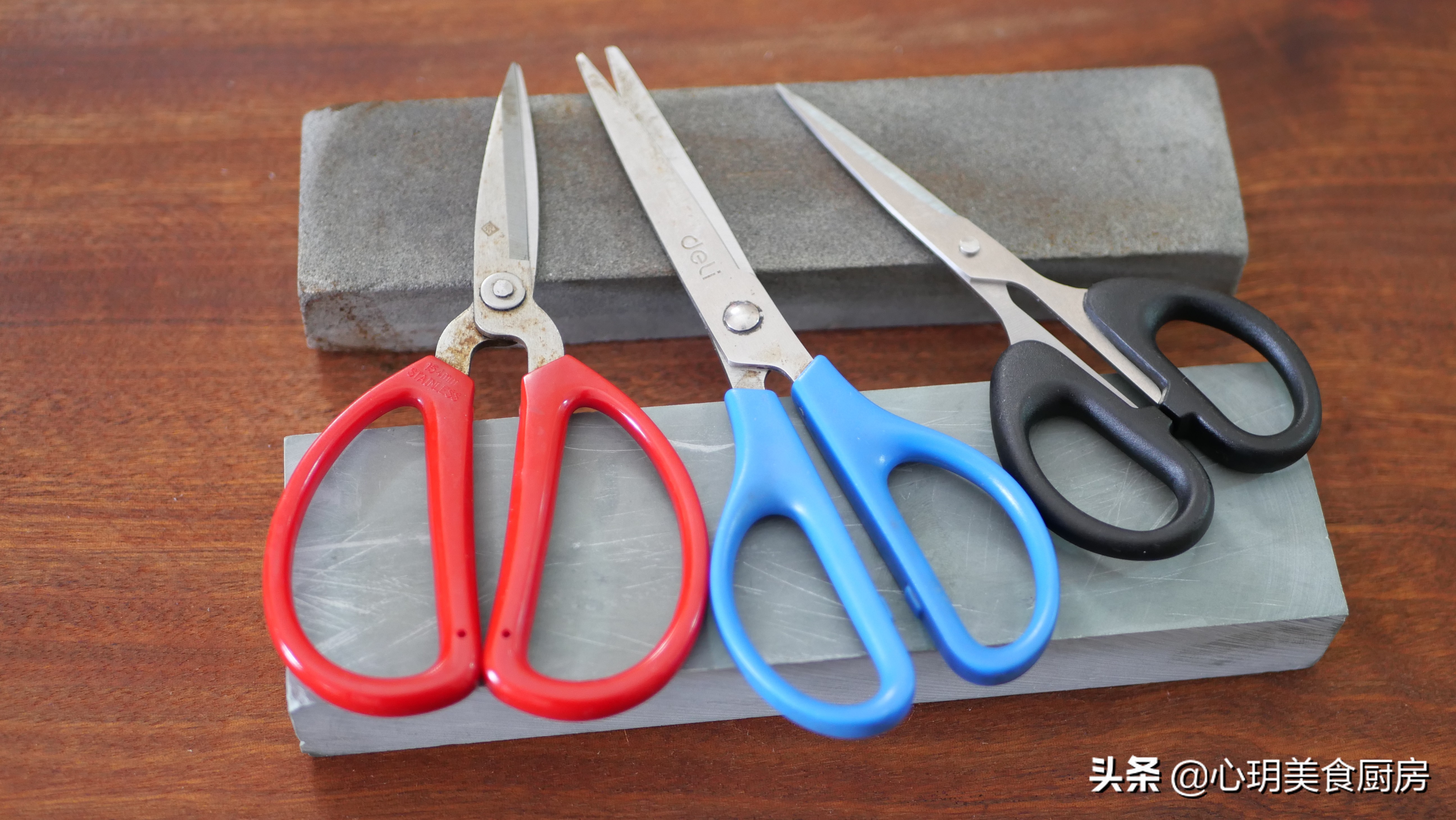 不管剪刀多钝简单一招立马变锋利,剪刀不锋利可以试试这种方法