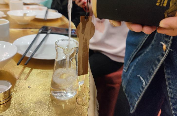 散装白酒纯粮酒为啥便宜,农村的散装白酒好卖吗多少钱