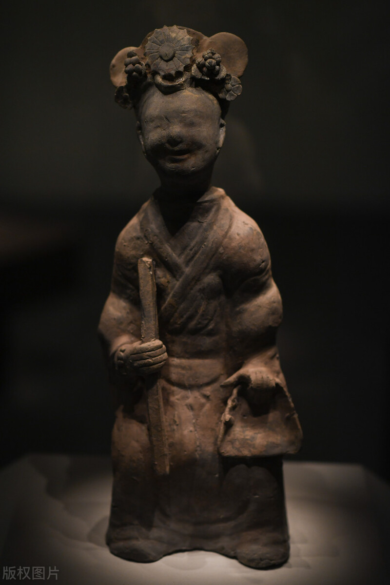 三国名将在墓里出土文物,哪位三国名将的墓中发现了木屐