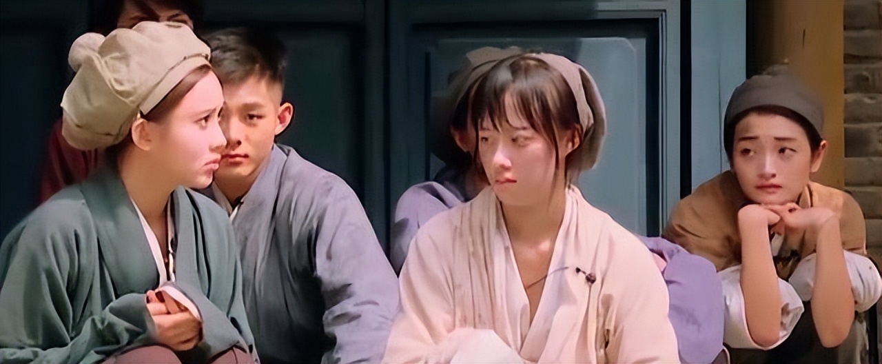 红毯假摔、穿透视装、碰瓷“迪幂孟扎”，赵樱子是要“黑红”到底