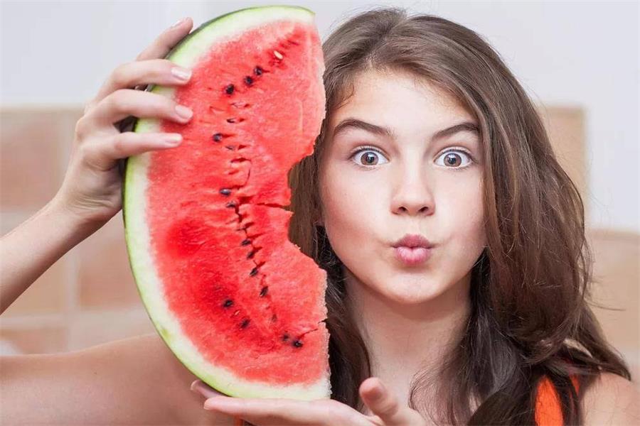 夏季西瓜是“常客”，西瓜能天天吃吗？吃多了会不会上火？