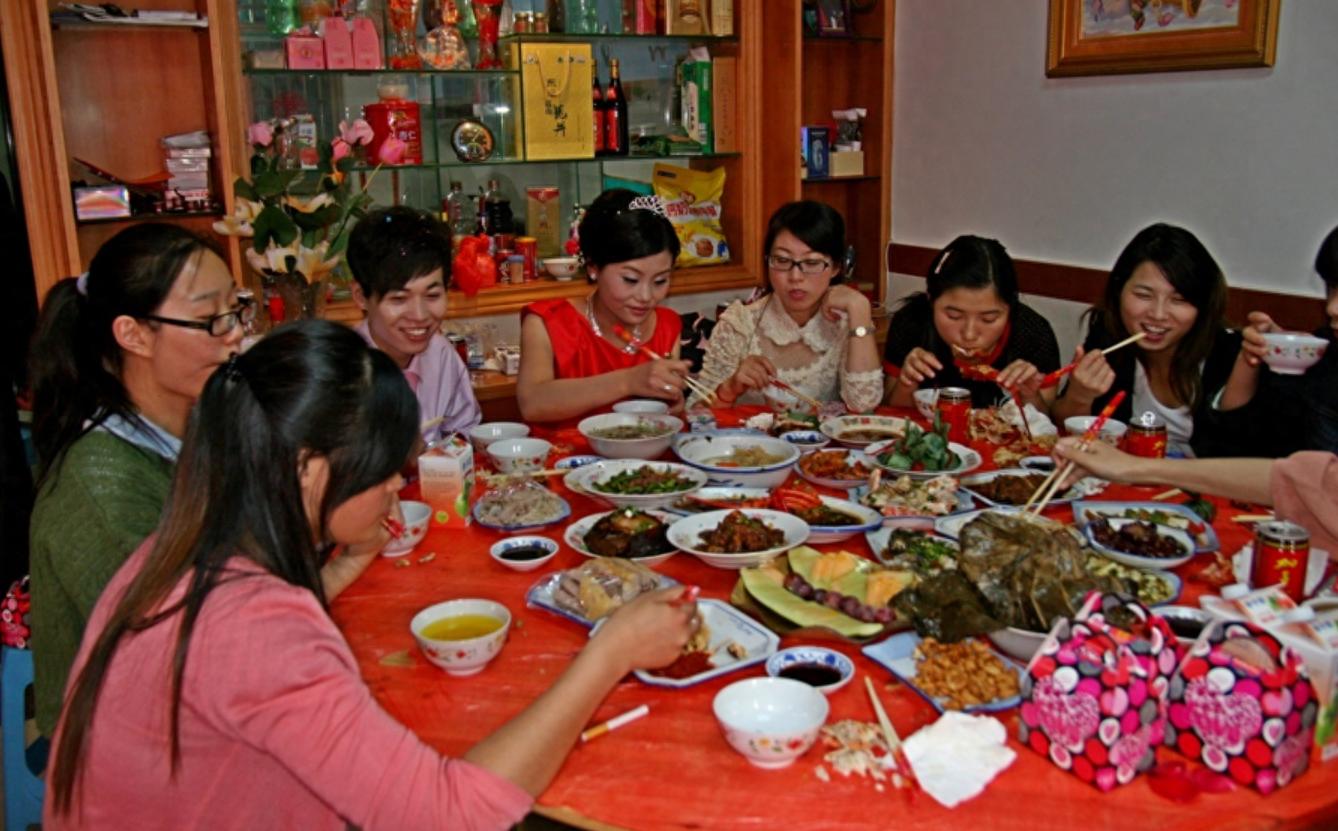 儿媳坐月子婆婆却出门旅游,儿媳坐月子期间婆婆尽心尽力照顾