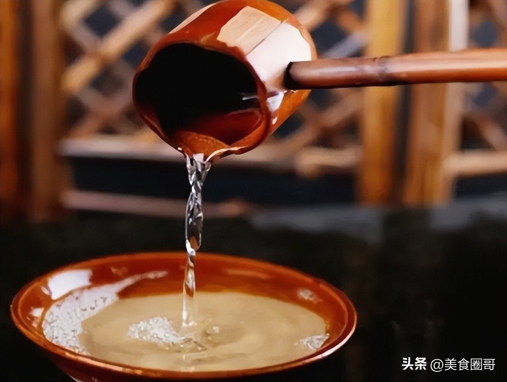 一瓶白酒500ml倒出来多少才算正常,白酒倒进杯子里点不着是不是好酒