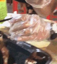 神回复：老鼠贴粘到的，吃了不会犯法吧？网友：自首，争取死缓