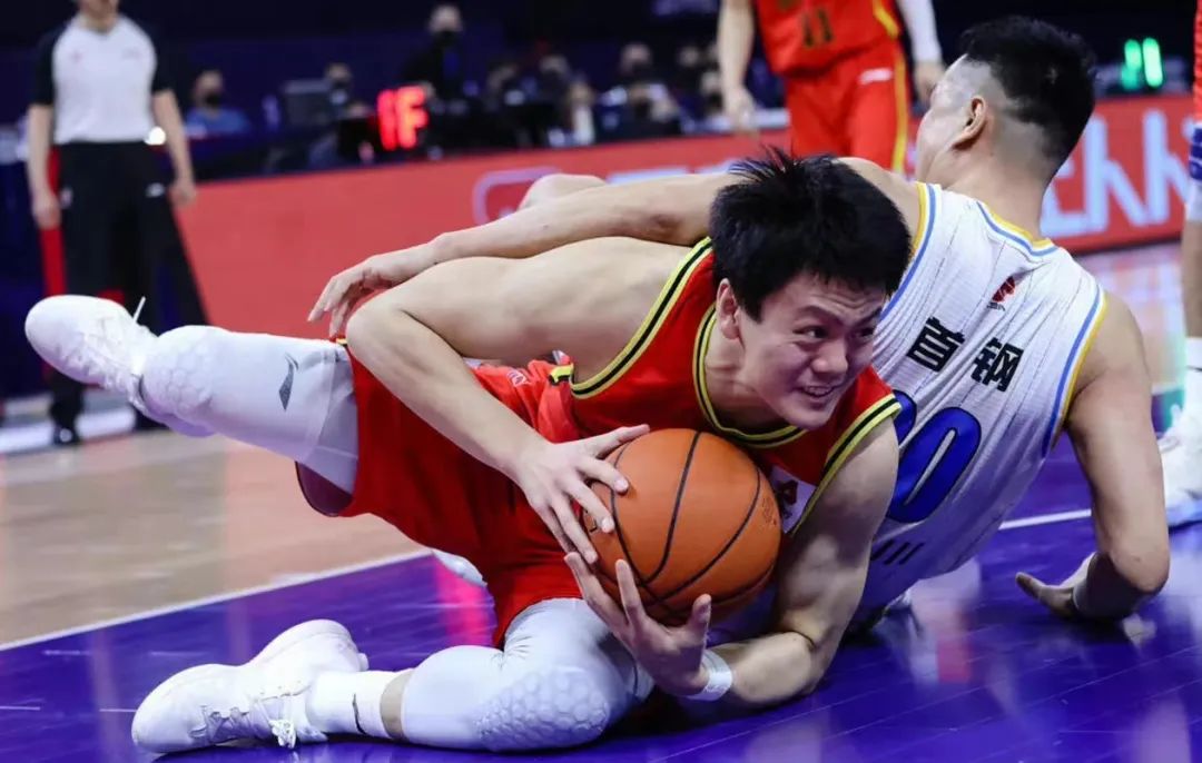 北京队教练雅尼斯赛后采访,北京队主教练雅尼斯被罚出场