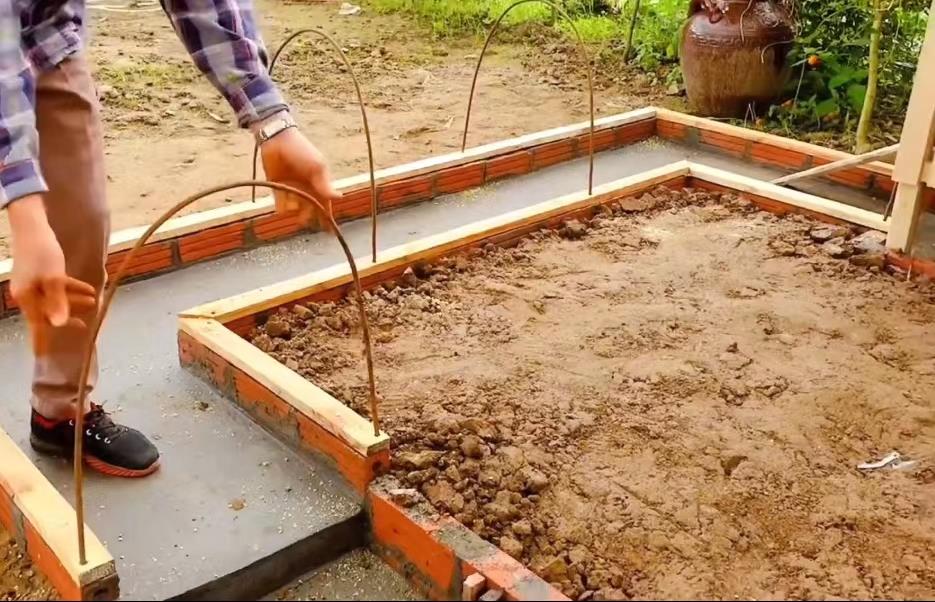 小哥把竹子编织成长方形鸡笼,小哥建造鸡舍