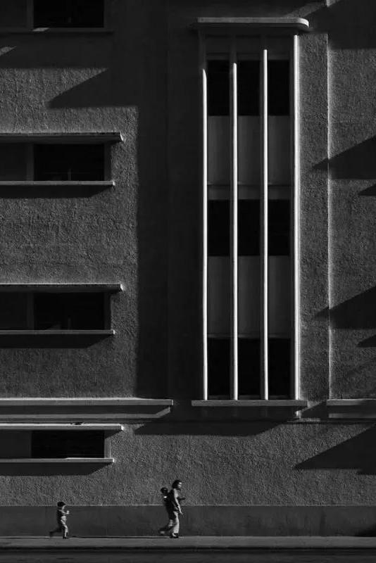 他是华人摄影界传奇，却迫于生计拍三级片…成为“情*电影色**大师”