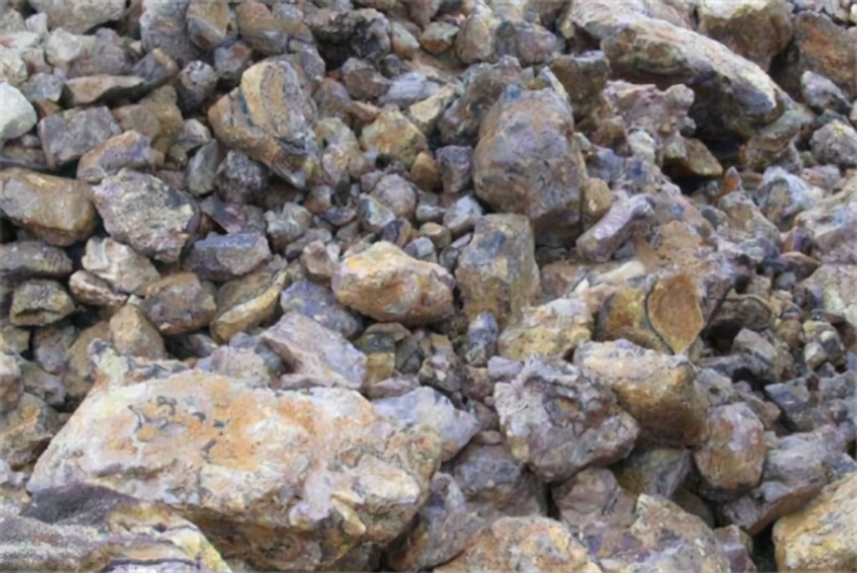 世界上最大的夜明珠怎么成路灯了,男子挖到6吨夜明珠