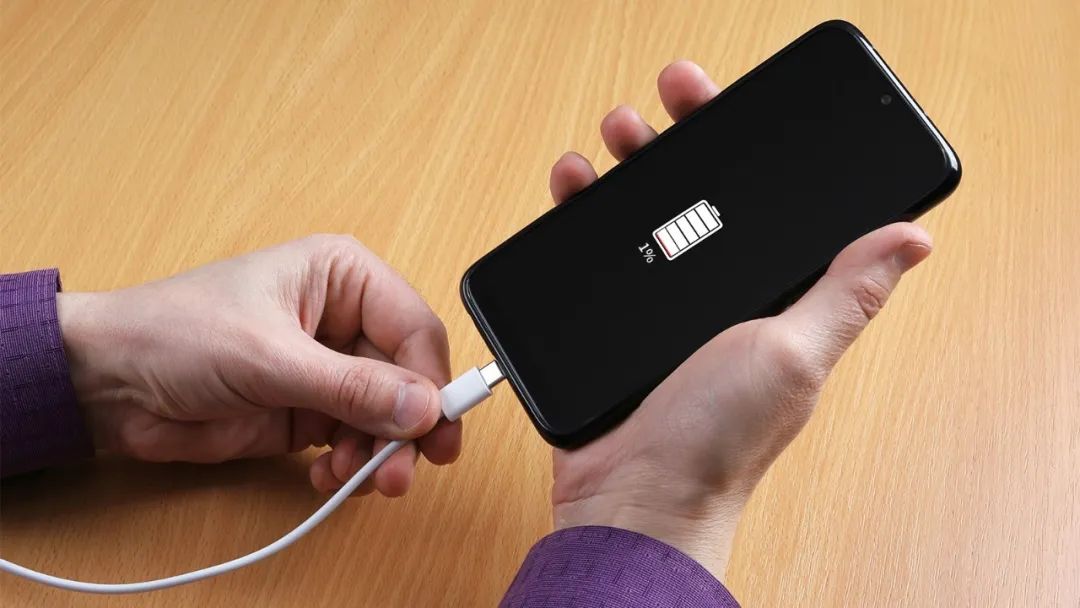 为什么手机到10%电量就掉电很快,手机突然电量掉得飞快