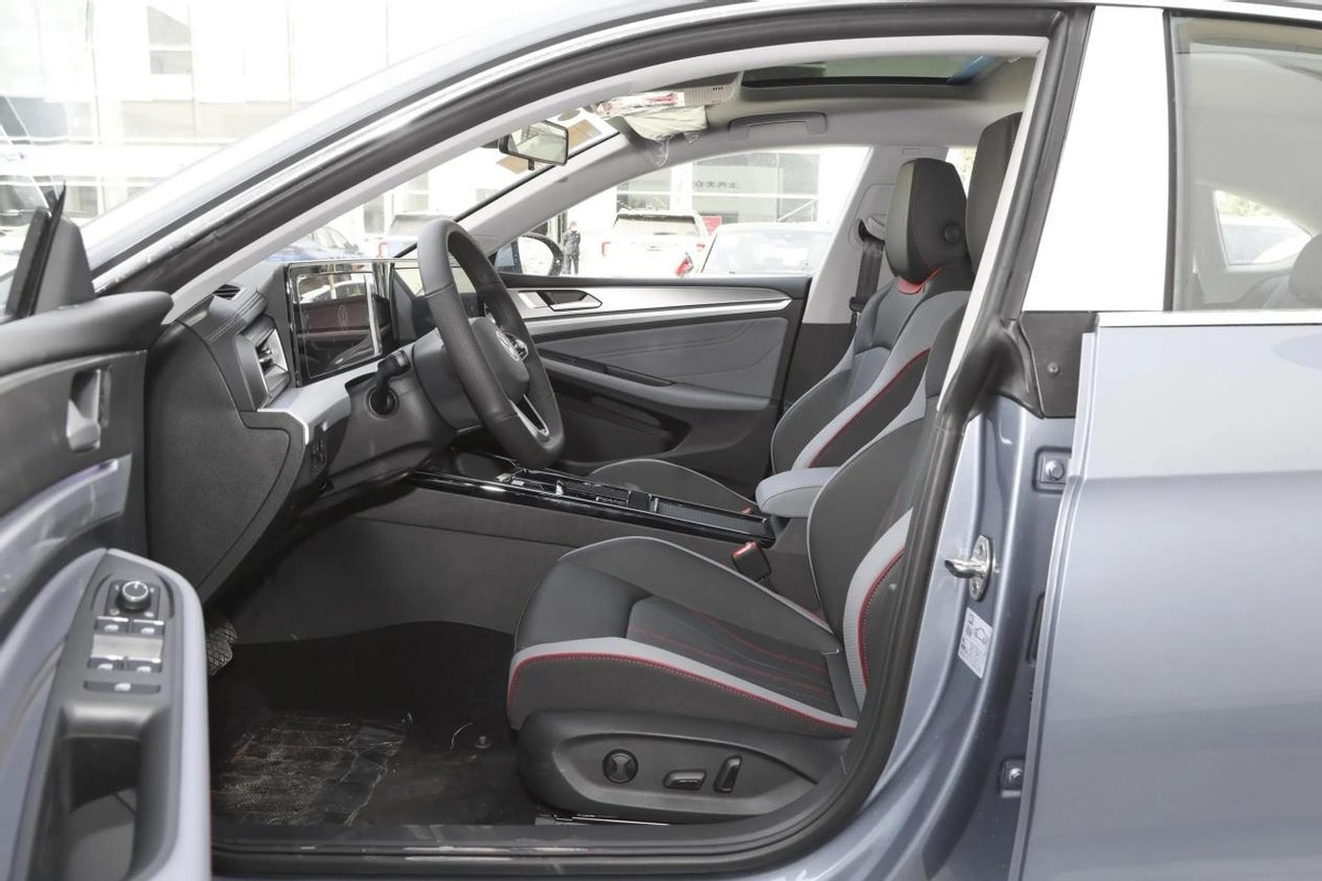 本田凌渡值得入手吗,年轻人第一次买车选suv还是轿车