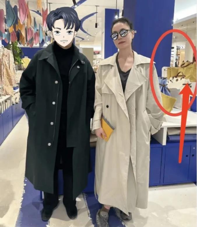 李嫣果然遗传了王菲的穿搭天赋,王菲李嫣巴黎走秀