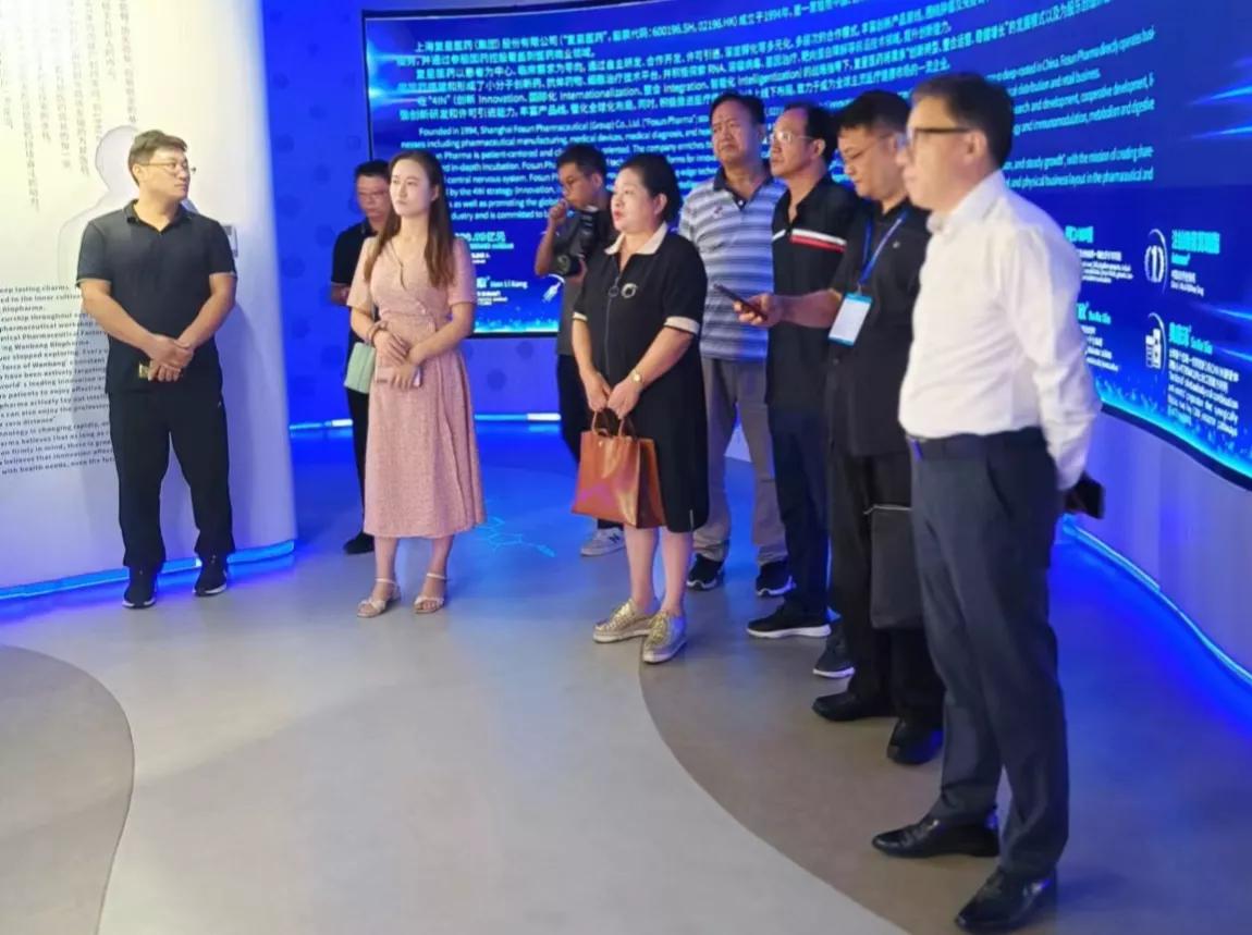 南京工业大学徐州校友座谈会在江苏万邦生化医药集团公司召开