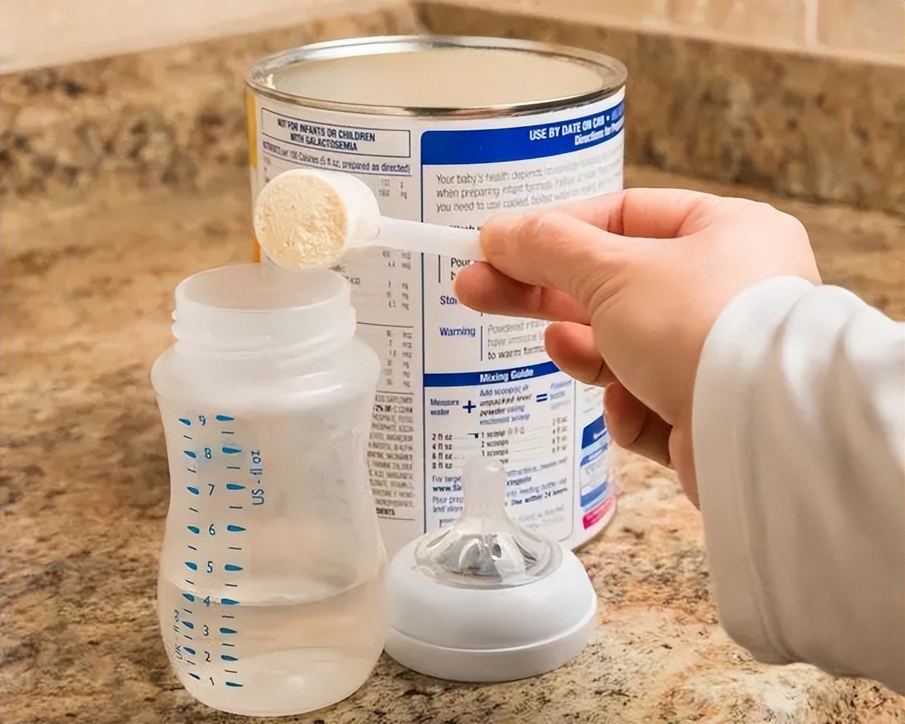 在什么情况下该给孩子喝奶粉,怎么给孩子过度喝奶粉