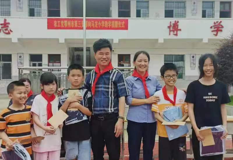 关爱贫困儿童爱心捐赠,关爱老区儿童公益活动