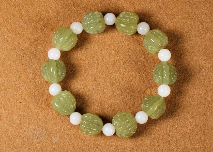 黄口料手串的价位,黄口料和田玉手串