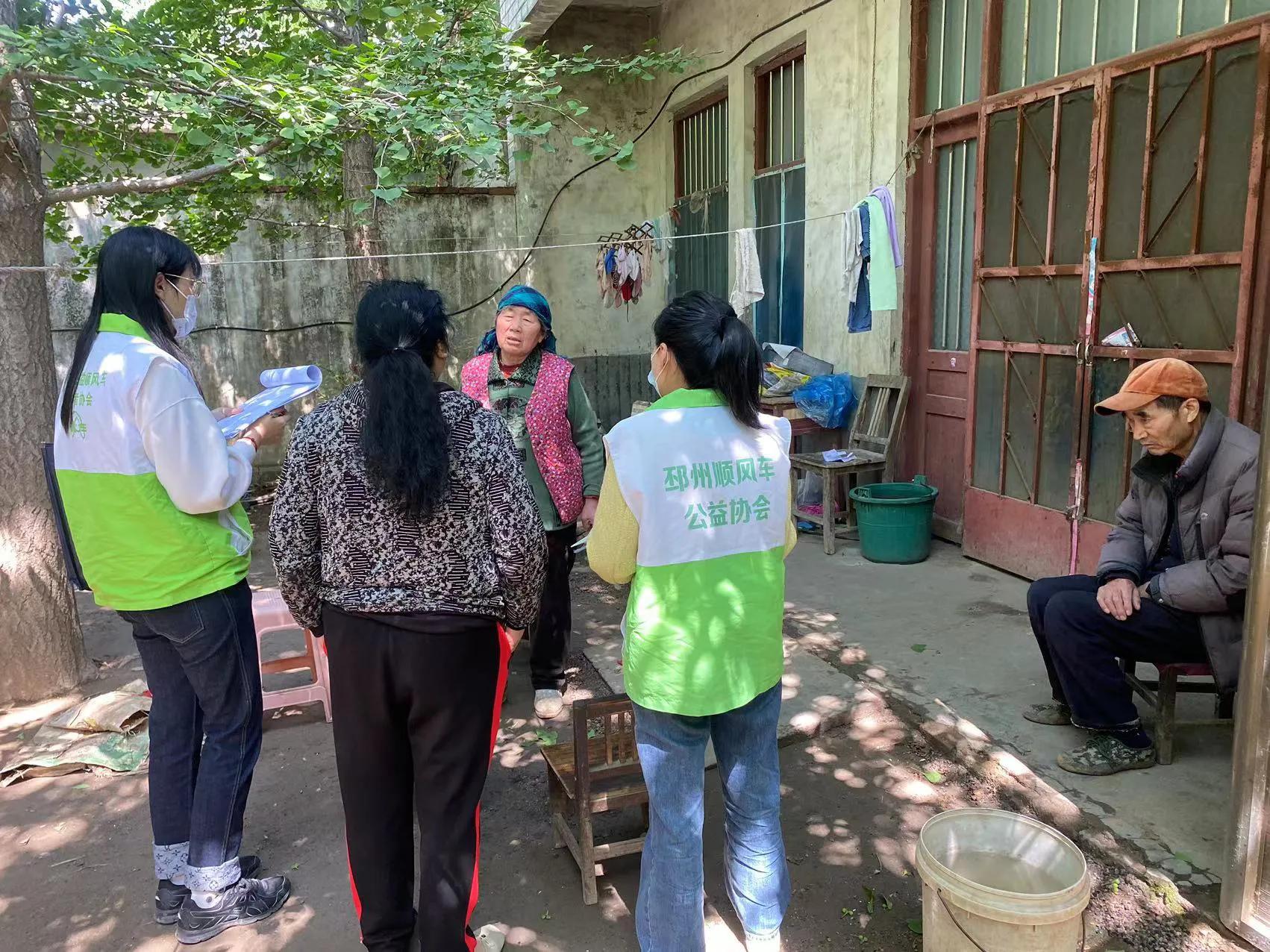 公益接力救助空巢老人我们在行动 (警民暖心救助空巢老人让老人安心)