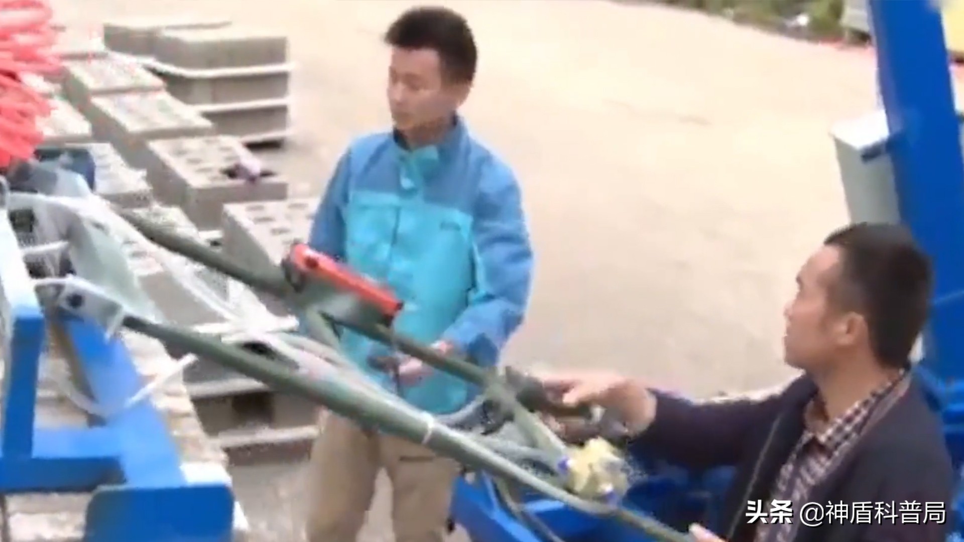 美国大叔发明搬砖神器,90后小伙发明搬砖神器