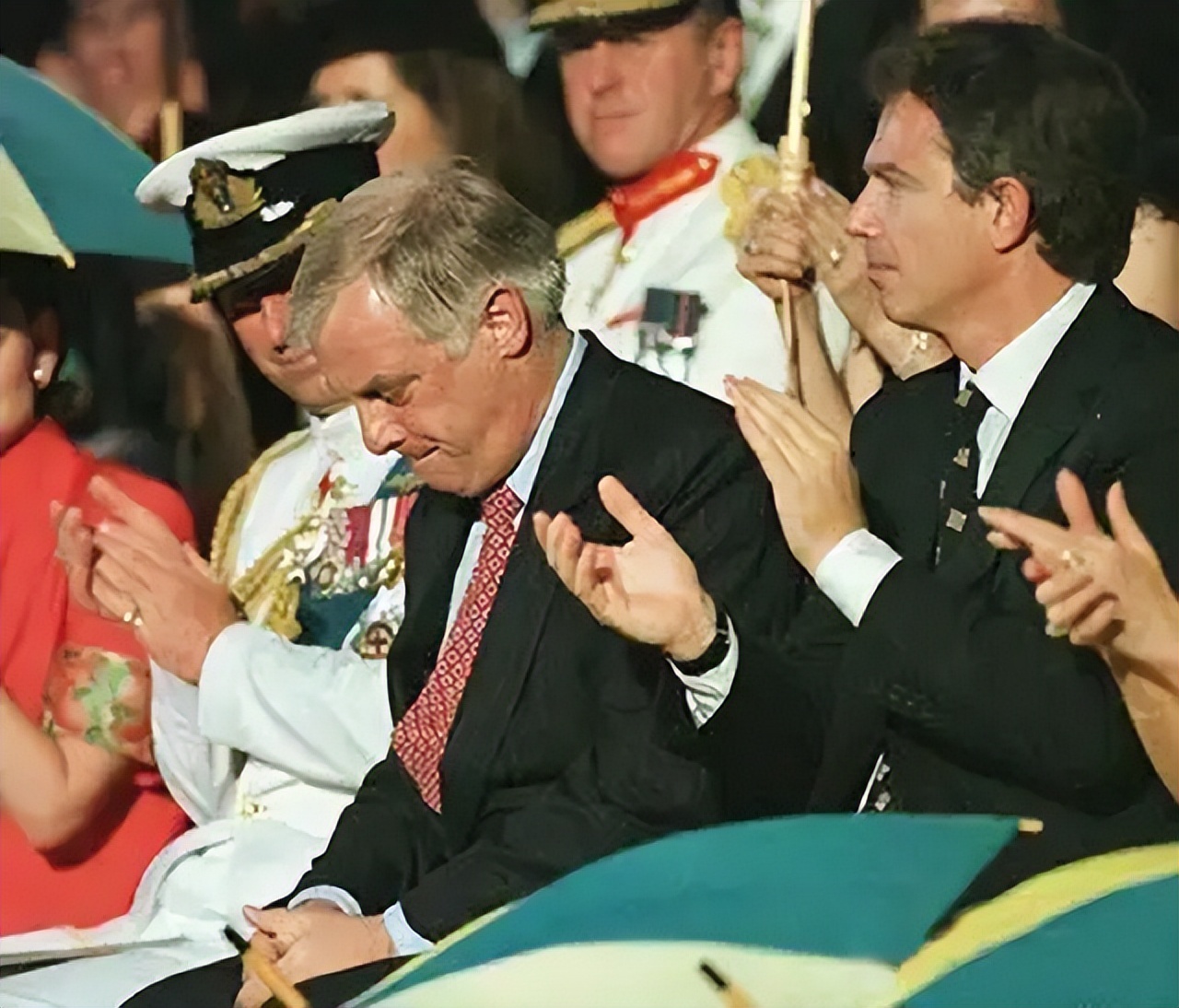 1997年香港回归场景：彭定康仰天含泪，“港督”女儿哭得难以自拔