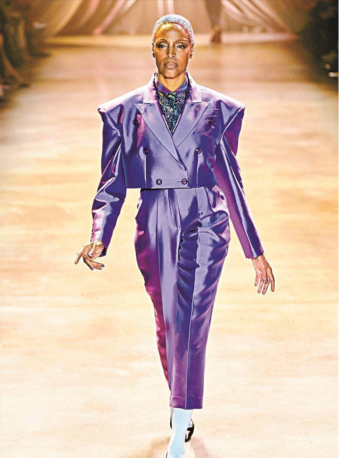 长春花蓝搭配哪些颜色好看,2022流行色长春花蓝红绿蓝比例