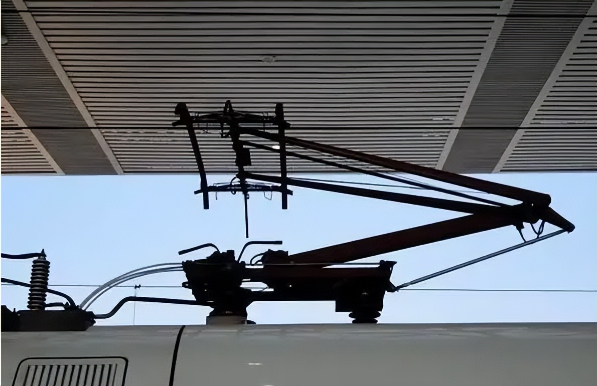 350时速高铁如何一直供电,高铁高速运行时是如何实现供电的