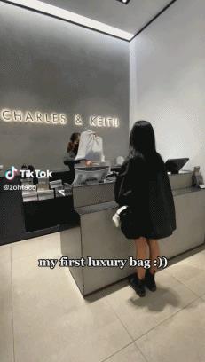 女孩子晒爸爸送的80元的包,女生晒父亲买的包