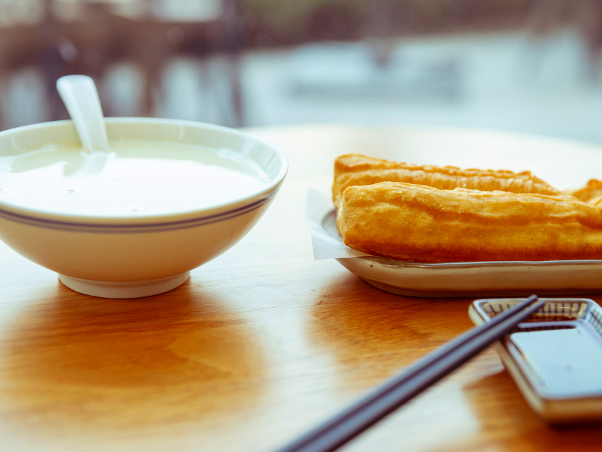 炸油条怎么和面才酥脆好吃,为什么外面卖的油条又软又蓬松