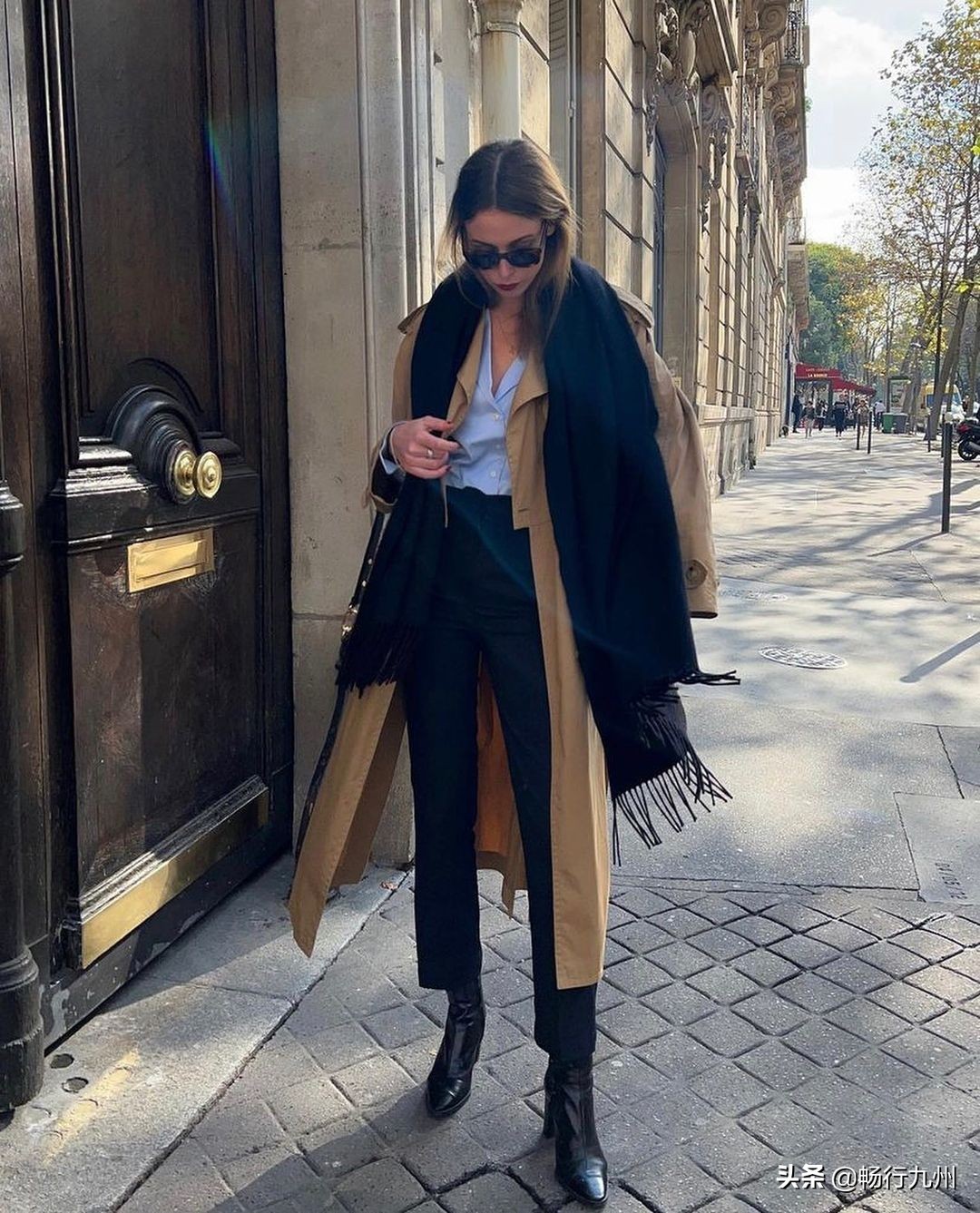 秋冬流行的大牌围巾,必备的三款颜色围巾