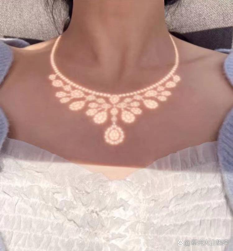 男生为女朋友制作项链,男子给女友做了条项链