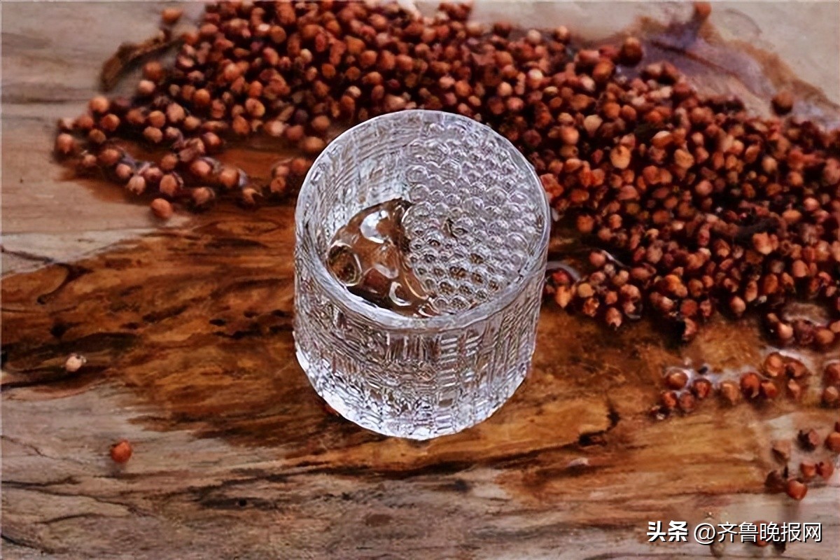 白色透明瓶白酒怎样鉴别纯粮酒,白酒瓶上有这四个字切记不要买