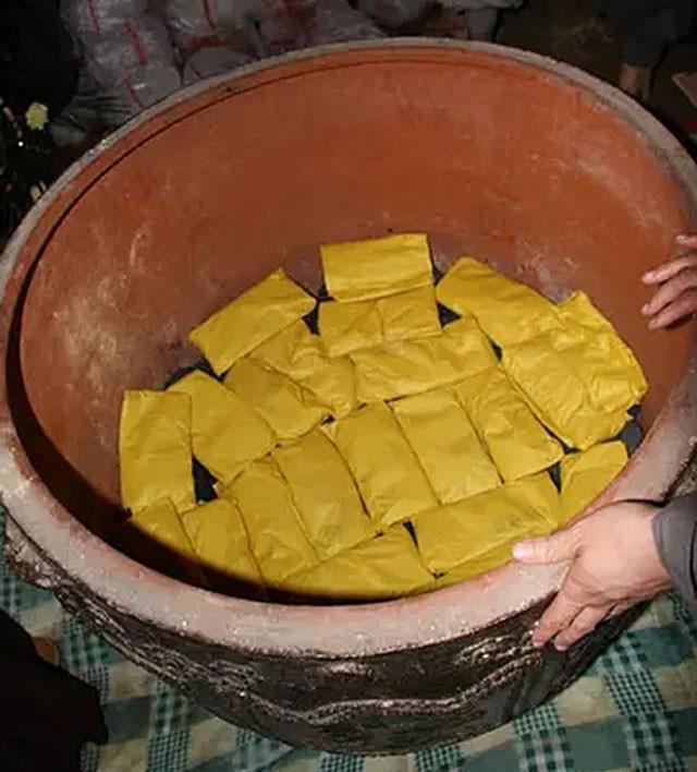 江西孝子为父亲遗体塑金身 (江西男子为父亲塑成金身)