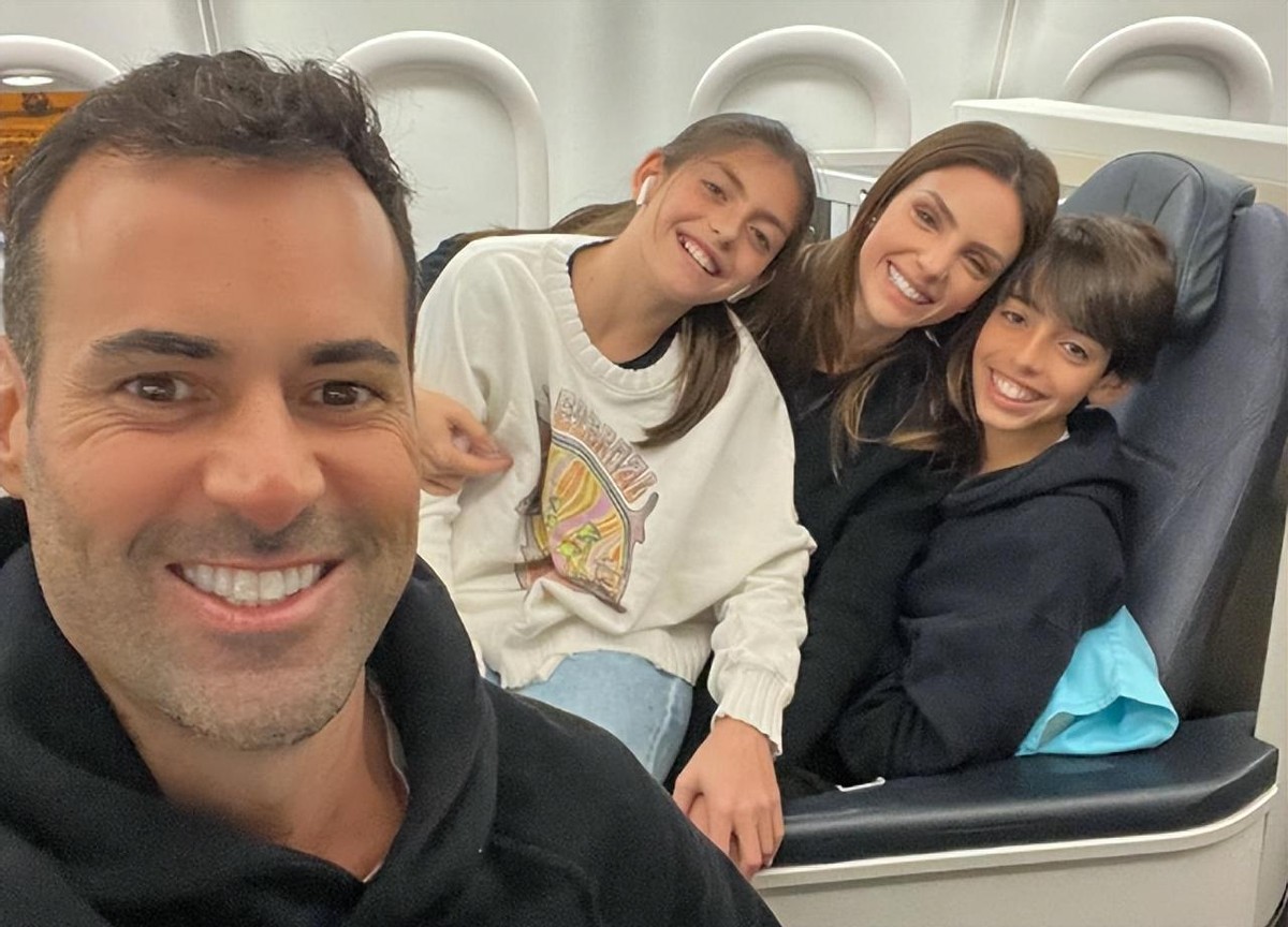 足球名将卡卡现状,巴西金童卡卡退役视频