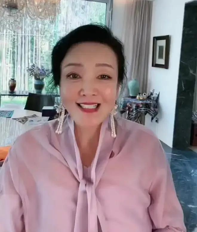 张兰生平：亲弟为她惨死，资本让她净身出户，65岁再创业日入千万