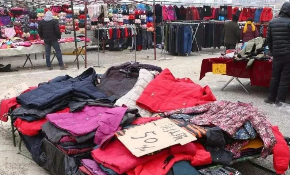 路边摊售卖的10元1件的衣服，出自何处？看完你还敢买吗？