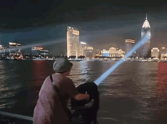 内有动图!两母女上海玩最贵玩具,数万元的景观灯差点爆了,好险!