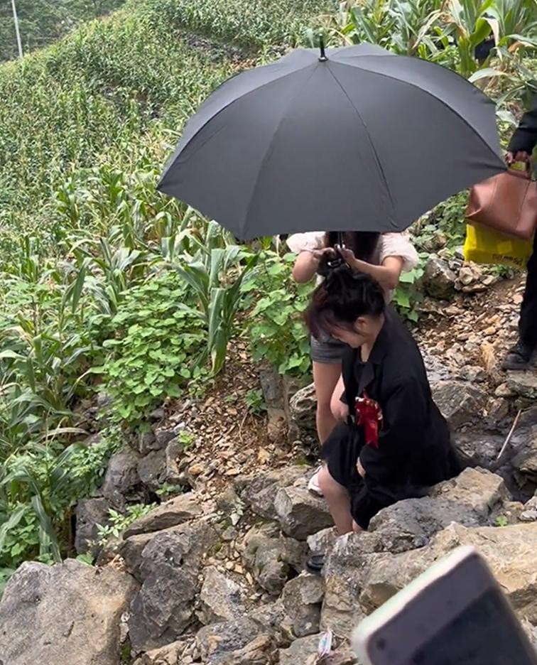 女孩嫁广西翻山越岭,广西一女生出嫁需翻山越岭走山路