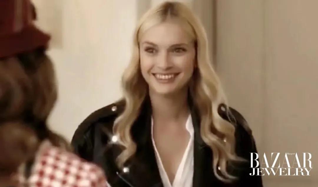 Emily在巴黎II上线即遭吐槽，真正的巴黎女人怎么搭珠宝？