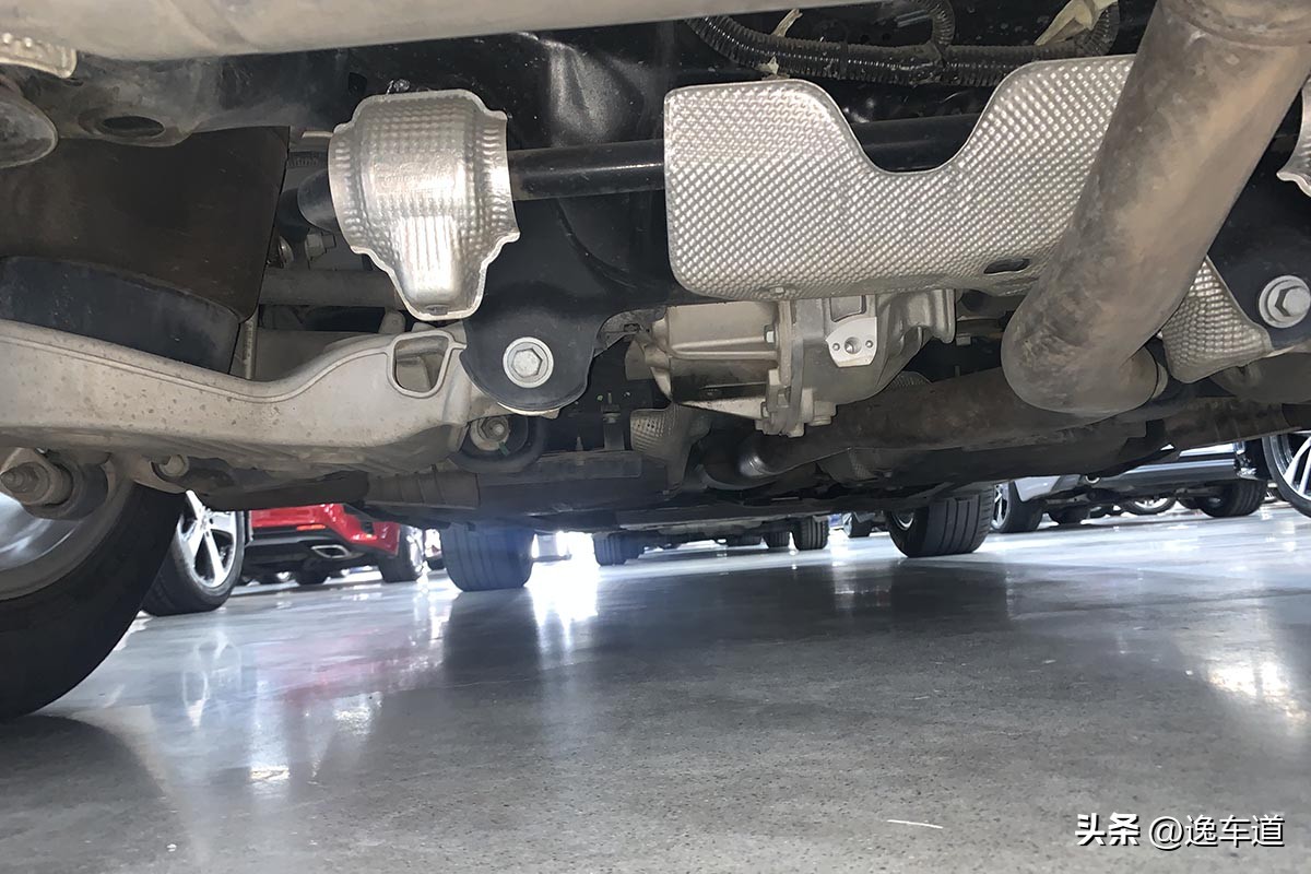 路虎卫士硬派越野海外实车,路虎新卫士硬派越野