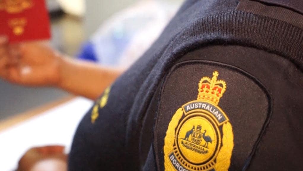 中国入境隔离时间暴减,改成7+3,全面放宽,回国容易了