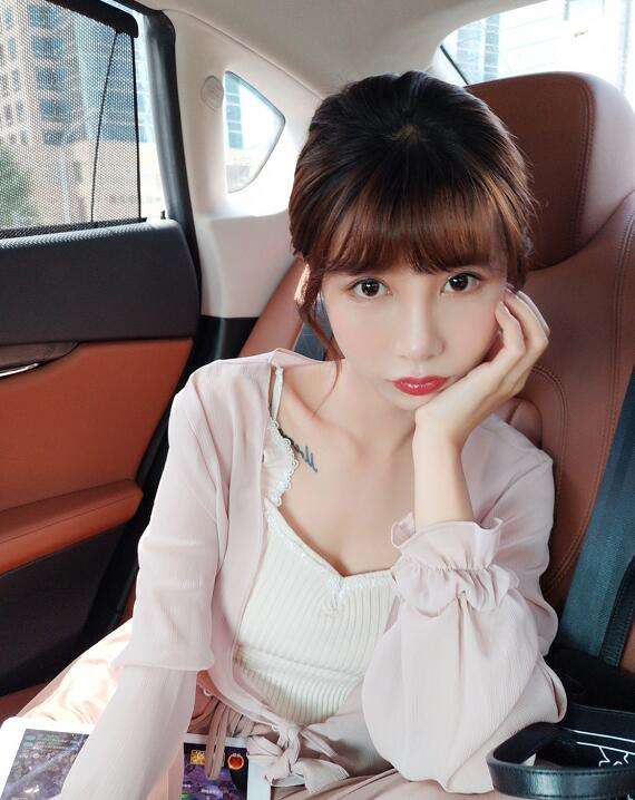 网红富婆租车拍视频装有钱人,养豹的富婆